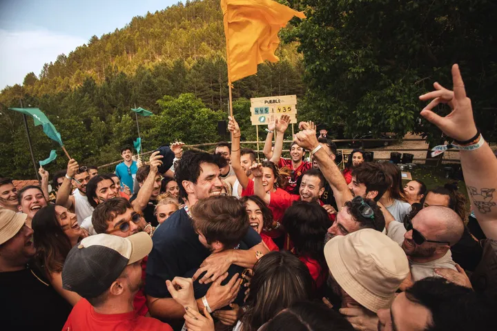 Abrazo colectivo y gritos bajo las banderas naranjas al acabar la gran final