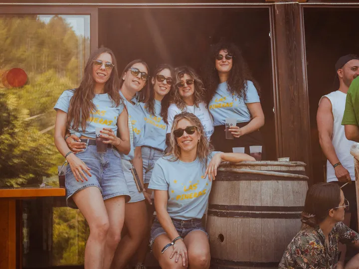 Un grupo de amigas con gafas de sol en un porche del pueblo