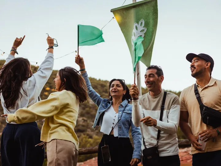 Banderas de las Familias en alto durante la competición