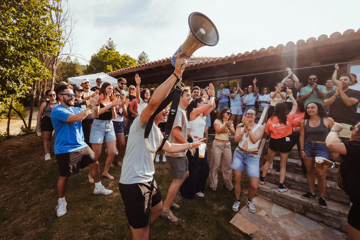 La charanga anima con un megáfono mientras el público baila y salta