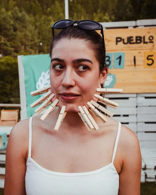 Una chica con la cara llena de pinzas de la ropa en una prueba de la competición