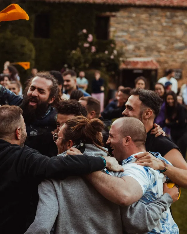 Un grupo de la misma Familia se abraza en el césped durante la competición