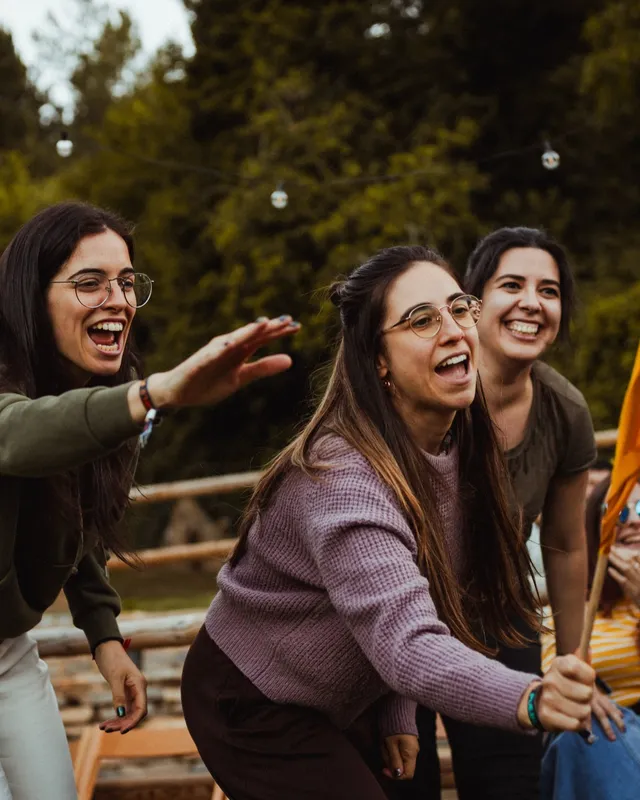 Amigas recién conocidas posan con las banderas de su Familia