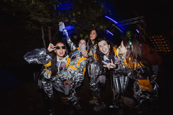 Un grupo con trajes plateados en la fiesta Odisea espacial