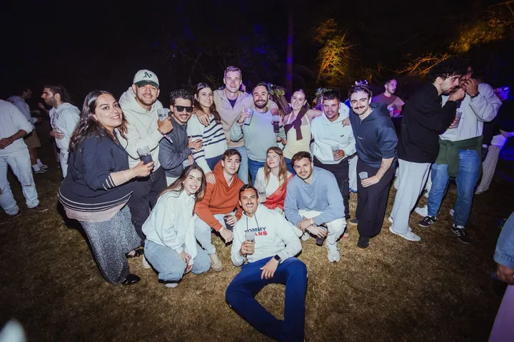 Un grupo con togas y coronas de laurel en la fiesta Roma cayó