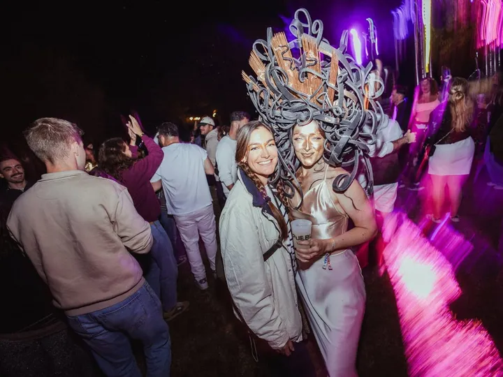 Una chica con tocado de medusa bailando en la fiesta romana