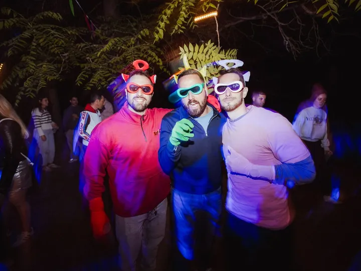 Amigos con gafas de neón en la fiesta espacial
