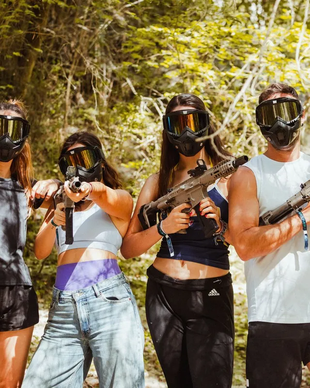 Cuatro amigos con máscaras y blasters posan antes de una partida de gel blasters