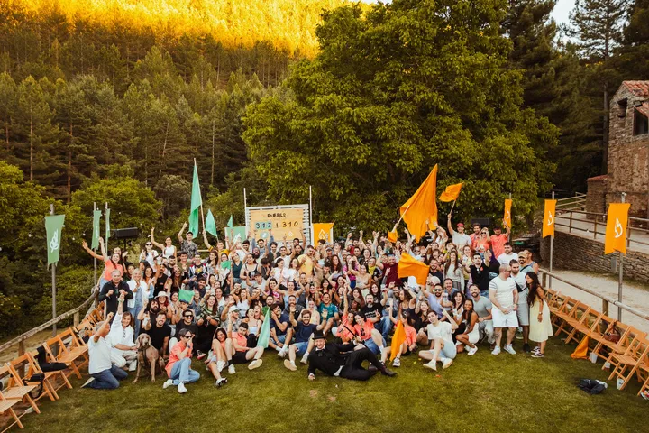 Foto de grupo de PUEBLO Fest Camp 2026 en Valdelavilla (Soria) con las banderas de las Familias