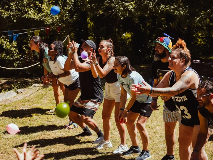 Dos equipos se lanzan a por la pelota en un juego en el césped