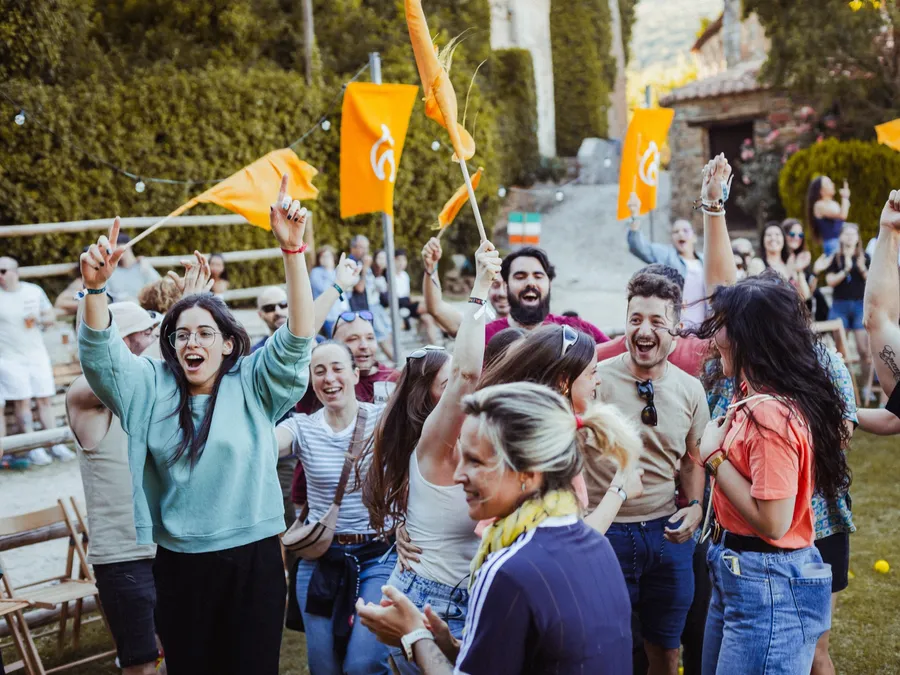 Participantes saltan en una prueba de la competición en la plaza, con el público alrededor