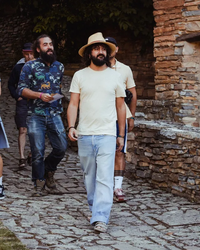 Cuatro personas llegan juntas al pueblo con sus mochilas
