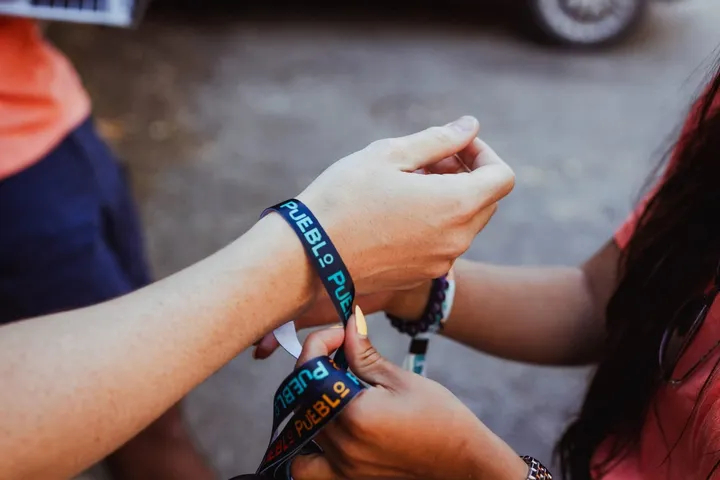 Alguien se pone la pulsera de PUEBLO al llegar