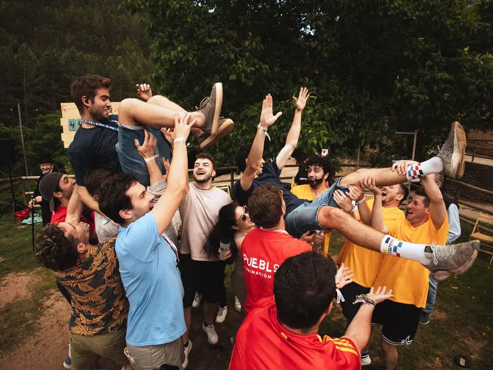 Manteo a un participante en plena celebración de la final