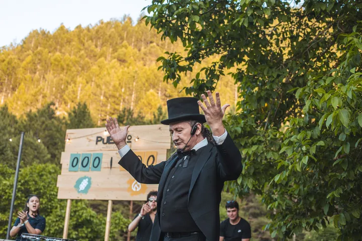 El presentador con chistera abre la competición ante el marcador de PUEBLO a cero
