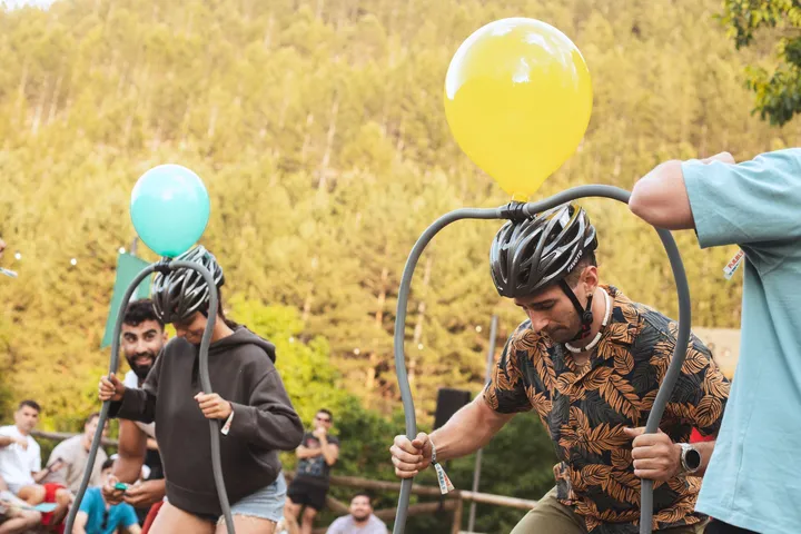 Prueba con cascos, aros de manguera y globos en la gran final