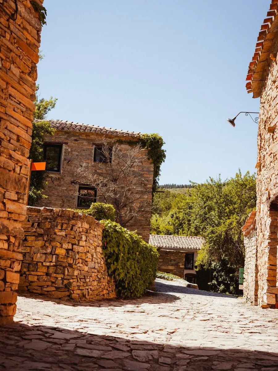 Calle empedrada entre casas de piedra de Valdelavilla