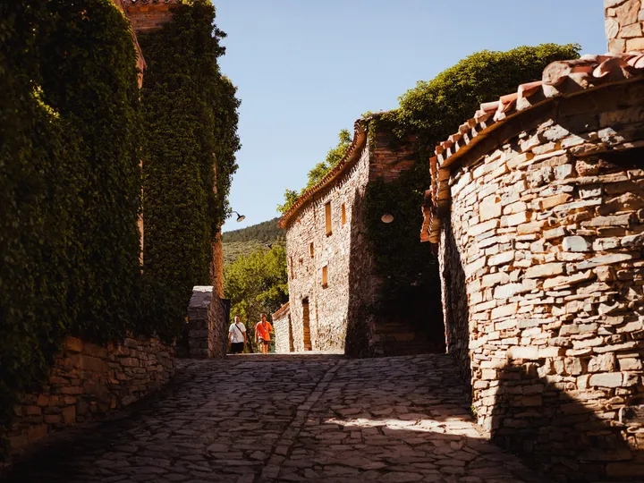 Calle empedrada y casas de piedra de Valdelavilla