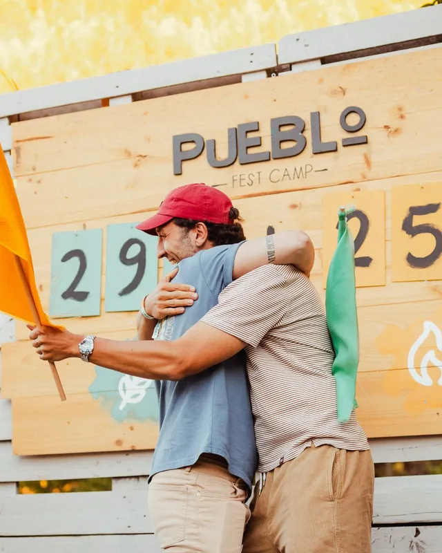 Dos participantes se abrazan celebrando los puntos de su equipo