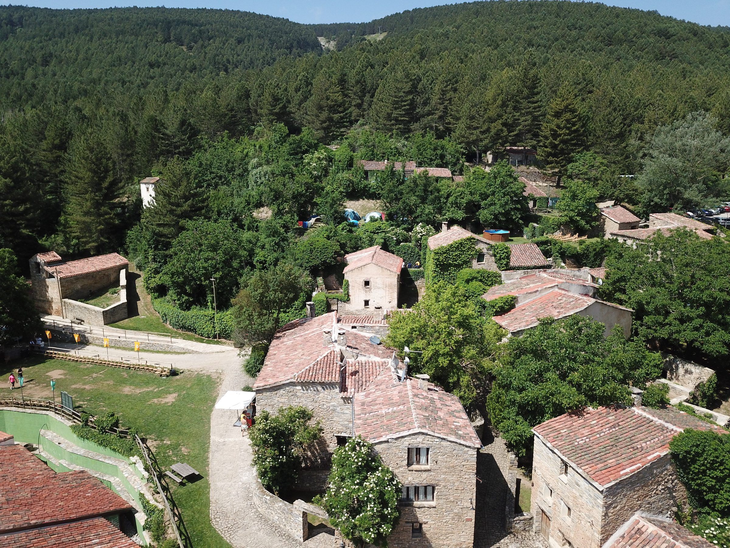 Valdelavilla desde el aire: los tejados de piedra del pueblo rodeados de bosque, en las Tierras Altas de Soria