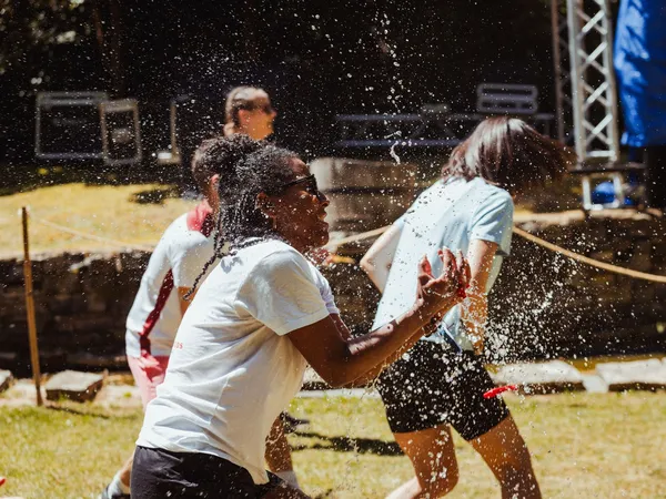 Dos chicas empapadas en plena guerra de agua